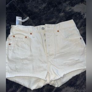 White Levi’s distressed shorts
